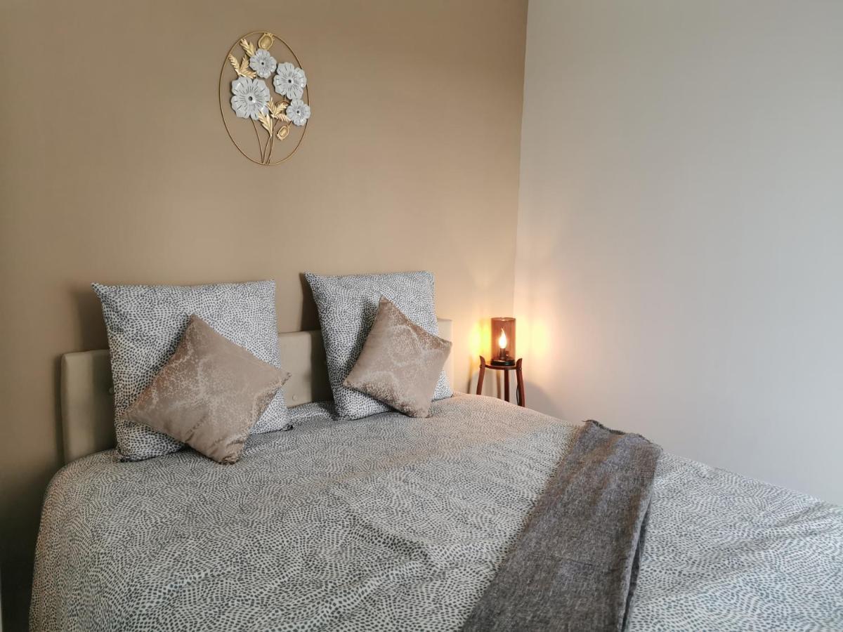 Les Appartements Du Marche Динан Екстериор снимка