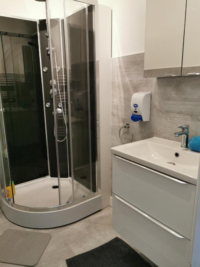 Les Appartements Du Marche Динан Екстериор снимка