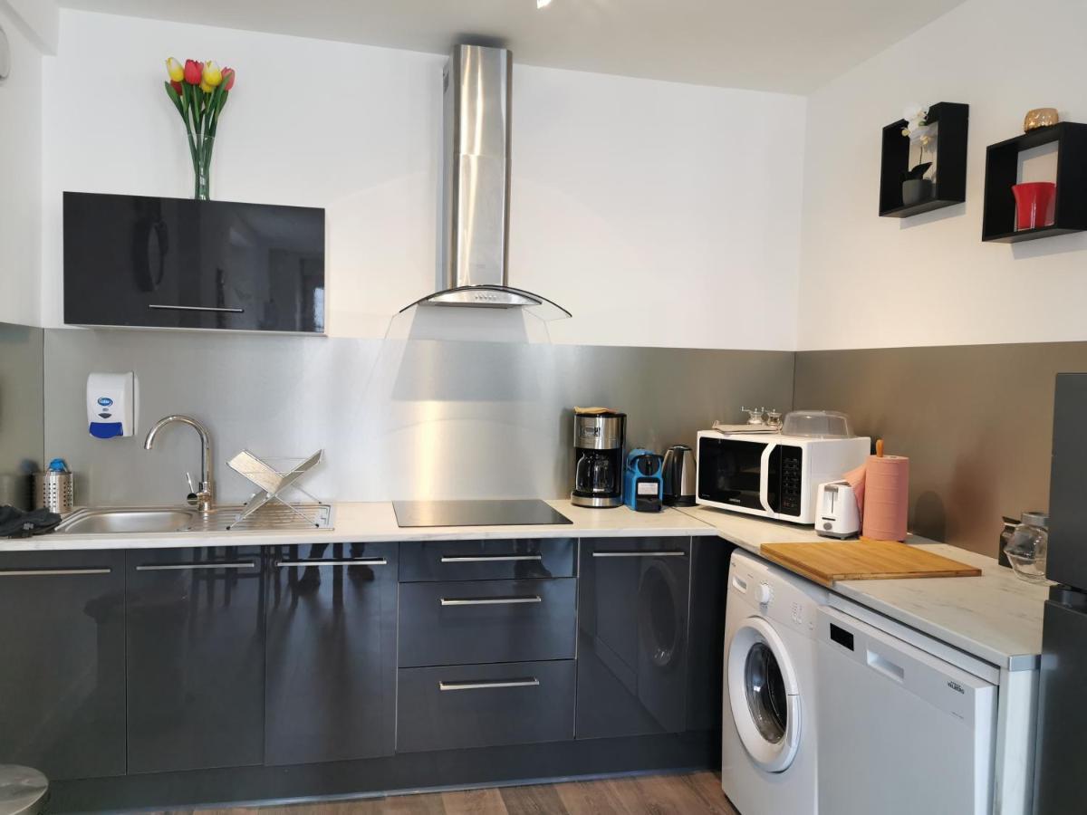 Les Appartements Du Marche Динан Екстериор снимка