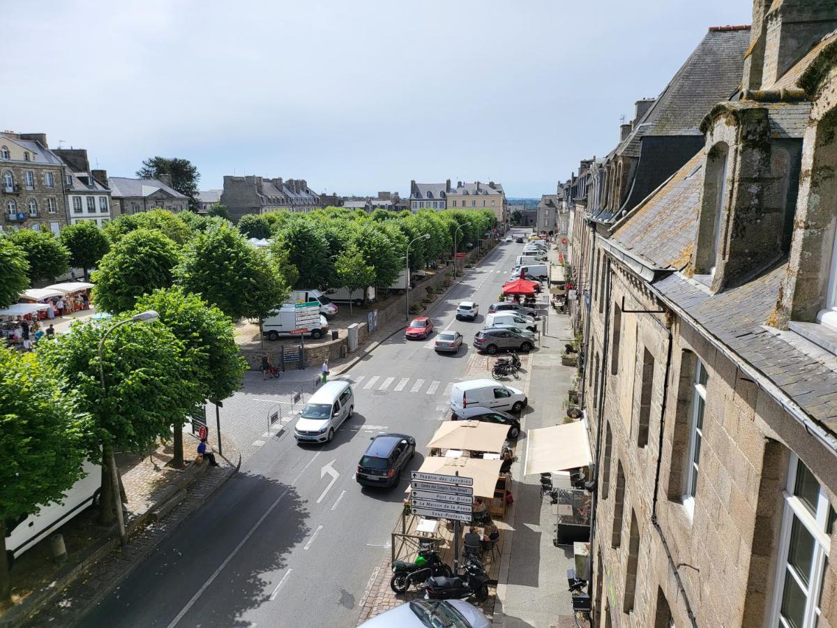 Les Appartements Du Marche Динан Екстериор снимка