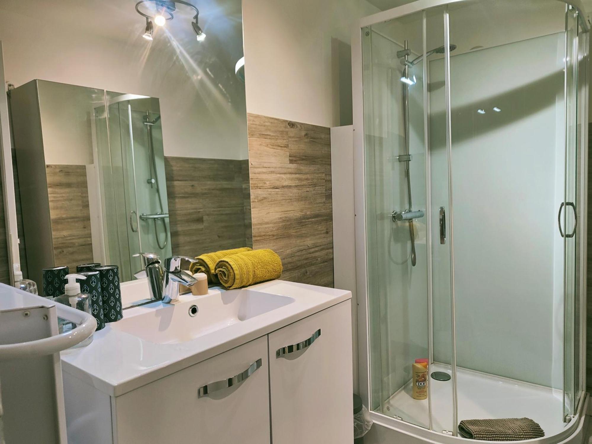 Les Appartements Du Marche Динан Екстериор снимка