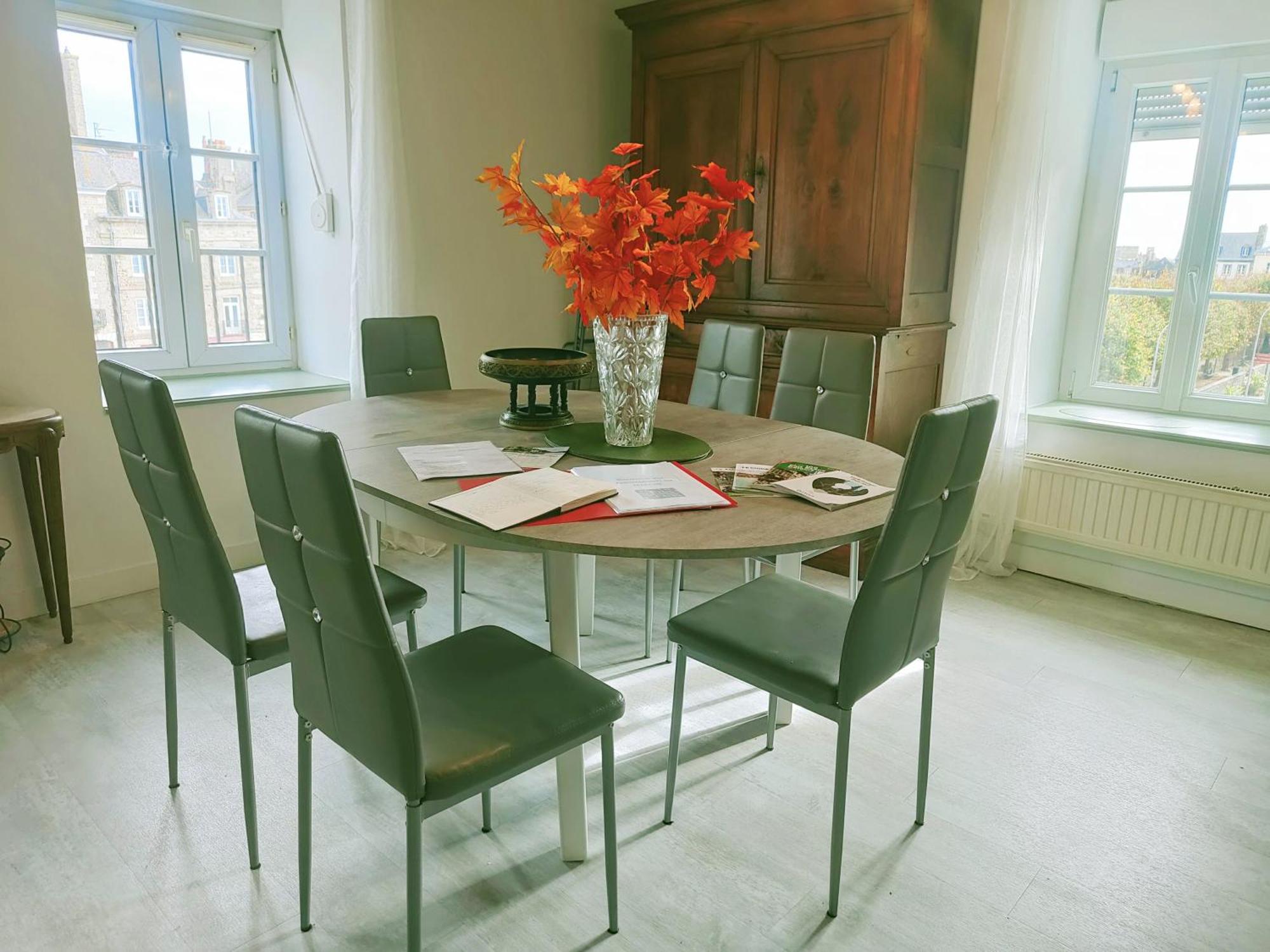 Les Appartements Du Marche Динан Екстериор снимка